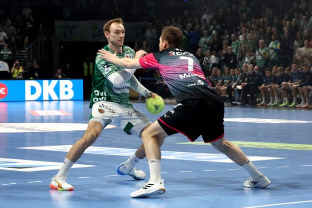 DEU, DHB, 1.HBL, Fuechse Berlin vs. Wetzlar, 14.12.2025, Max-Schmeling-Halle, Berlin, DEU, DHB, 1.HBL, Fuechse Berlin vs. Wetzlar, im Bild Mathias Gidsel (Fuechse Berlin 19), Dominik Mappes (HSG Wetzlar 7)