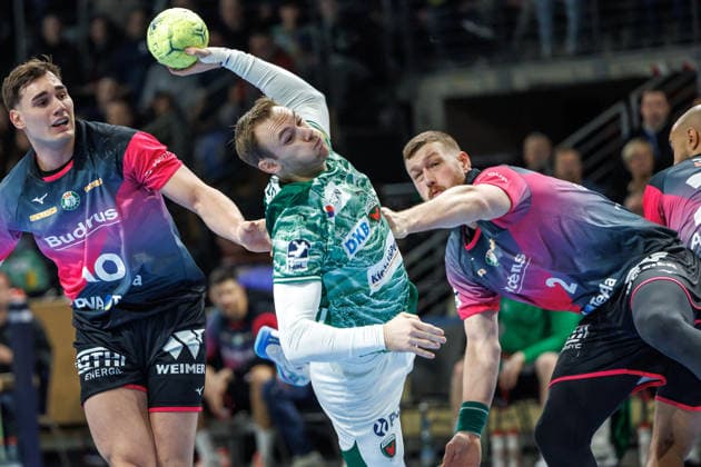 Berlin, 14.12.25, Handball: Bundesliga, Fuechse Berlin - HSG Wetzlar, 17. Spieltag, Max-Schmeling-Halle. Mathias Gidsel (Füchse Berlin) wirft den Ball auf das Tor. Fuechse Berlin - HSG Wetzlar