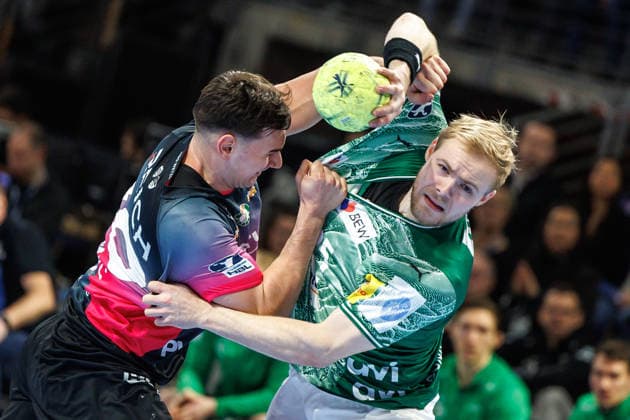 Berlin, 14.12.25, Handball: Bundesliga, Fuechse Berlin - HSG Wetzlar, 17. Spieltag, Max-Schmeling-Halle. Matthes Langhoff (Füchse Berlin) kaempft mit Josip Simic (HSG Wetzlar) um den Ball. Fuechse Berlin - HSG Wetzlar