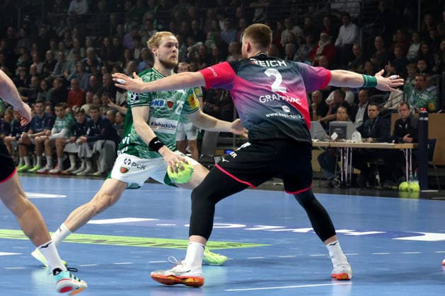DEU, DHB, 1.HBL, Fuechse Berlin vs. Wetzlar, 14.12.2025, Max-Schmeling-Halle, Berlin, DEU, DHB, 1.HBL, Fuechse Berlin vs. Wetzlar, im Bild Matthes Langhoff (Fuechse Berlin 25), Nikola Grahovac (HSG Wetzlar 2)