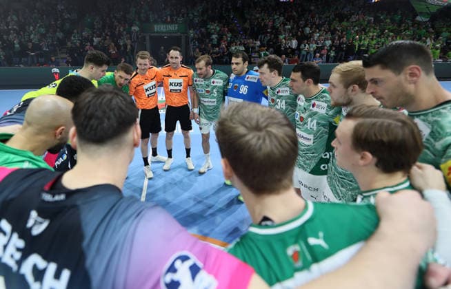 GER HBL Saison 2025 2026 FÜCHSE Berlin vs HSG Wetzlar, 14.12.25, Max-Schmeling-Halle, Berlin, Begrüßung, beide Teams, Mittelkreis, vor dem Spiel