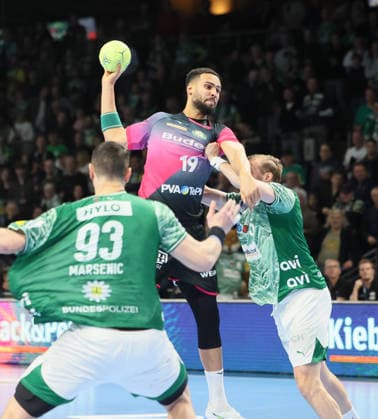 GER HBL Saison 2025 2026 FÜCHSE Berlin vs HSG Wetzlar, 14.12.25, Max-Schmeling-Halle, Berlin, Mijajlo MARSENIC (Füchse Berlin 93), Philipp ANOUANSOU (HSG Wetzlar 19), Matthes LANGHOFF (Füchse Berlin 25)
