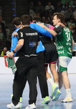 GER HBL Saison 2025 2026 FÜCHSE Berlin vs HSG Wetzlar, 14.12.25, Max-Schmeling-Halle, Berlin, Dejan MILOSAVLJEV (Füchse Berlin 96) und Hakun WEST AV TEIGUM (Füchse Berlin 34) bringen den verletzten Ahmed NAFEA (HSG Wetzlar 79) vom Spielfeld