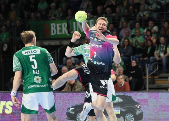 GER HBL Saison 2025 2026 FÜCHSE Berlin vs HSG Wetzlar, 14.12.25, Max-Schmeling-Halle, Berlin, Max DARJ (Füchse Berlin 5), Dominik MAPPES (HSG Wetzlar 7), Mijajlo MARSENIC (Füchse Berlin 93)
