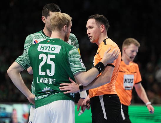 GER HBL Saison 2025 2026 FÜCHSE Berlin vs HSG Wetzlar, 14.12.25, Max-Schmeling-Halle, Berlin, Matthes LANGHOFF (Füchse Berlin 25) im Dialog mit dem Schiedsrichter