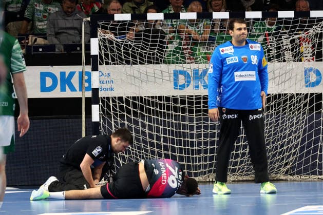 DEU, DHB, 1.HBL, Fuechse Berlin vs. Wetzlar, 14.12.2025, Max-Schmeling-Halle, Berlin, DEU, DHB, 1.HBL, Fuechse Berlin vs. Wetzlar, im Bild Ahmed Nafea (HSG Wetzlar 79), verletzt