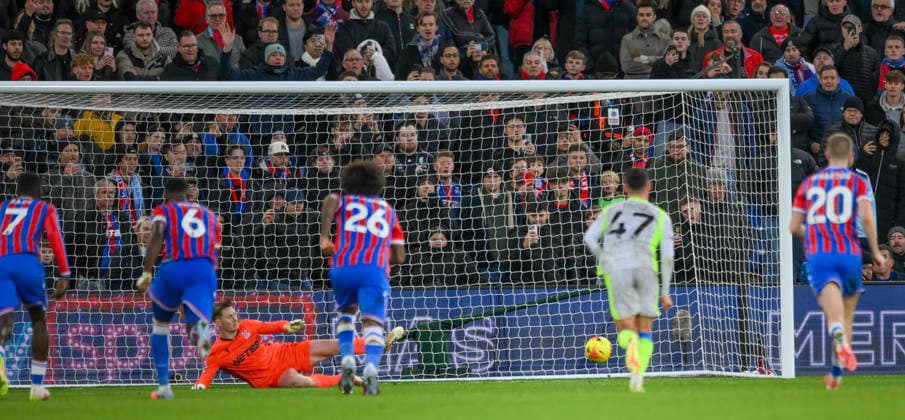 Crystal Palace v Manchester City Premier League Erling Haland Manchester City scores the third goal for his team from a penalty kick during the Premier League match at Selhurst Park, London 14 12 2025 UK Newspapers OUT Copyright: xMalcolmxFellx FIL-22637-0046