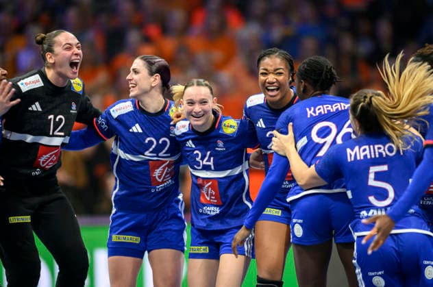 Schlussjubel Team FRA, v.l. ANDRE Floriane, HORACEK Tamara, GRANDVEAU Lena, FOPPA Pauletta, Handball Weltmeisterschaft der Frauen 2025, Spiel um Platz 3., Frankreich (FRA) - Niederlande (NED), am 14.12.2025 in Rotterdam Niederlande. Handball WM der Frauen vom 26.11.-14.12.2025 in Deutschland Niederlande. Â