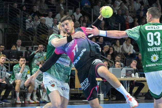 14.12.2025, xlakx, Handball Daikin HBL, Fuechse Berlin - HSG Wetzlar v.l. Matthes Langhoff (Fuechse Berlin), Stefan Cavor (HSG Wetzlar), setzt zum Sprungwurf an Berlin
