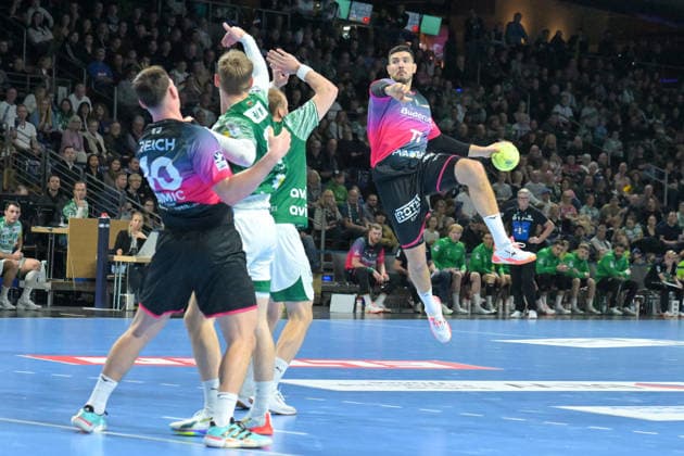 14.12.2025, xlakx, Handball Daikin HBL, Fuechse Berlin - HSG Wetzlar v.l. Stefan Cavor (HSG Wetzlar) setzt zum Sprungwurf an Berlin