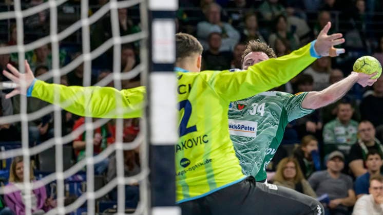f.l.t.r.: Anadin Suljakovic (HSG Wetzlar 12), Hakun West av Teigum (Fuechse Berlin), Action, duels, fighting for the ball, GER, Berlin, Handball, Fuechse Berlin vs. HSG Wetzlar, DAIKIN Handball Bundesliga, at the Max Schmeling Halle, December 14, 2025,f.l.t.r.: GER, Berlin, Handball, Fuechse Berlin vs. HSG Wetzlar, DAIKIN Handball Bundesliga, at the Max Schmeling Halle, December 14, 2025, Copyright: HMBxMedia UwexKoch