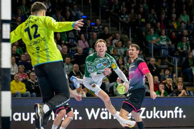 f.l.t.r.: Anadin Suljakovic (HSG Wetzlar 12), Mathias Gidsel (Fuechse Berlin), Action, duels, fighting for the ball, GER, Berlin, Handball, Fuechse Berlin vs. HSG Wetzlar, DAIKIN Handball Bundesliga, at the Max Schmeling Halle, December 14, 2025,f.l.t.r.: GER, Berlin, Handball, Fuechse Berlin vs. HSG Wetzlar, DAIKIN Handball Bundesliga, at the Max Schmeling Halle, December 14, 2025, Copyright: HMBxMedia UwexKoch