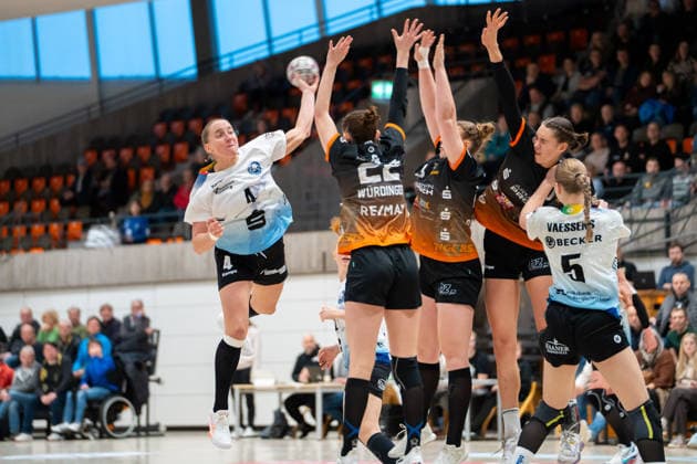 Handball I Frauen I Saison 2025-2026 I 2. Bundesliga I 8. Spieltag I VfL Waiblingen - Bergischer HC I 14.12.2025 Svenja Mann (4, Bergischer HC) im Wurf Waiblingen Rundsporthalle Baden-Württemberg Deutschland Copyright: xLobeca MaxxPetershansx