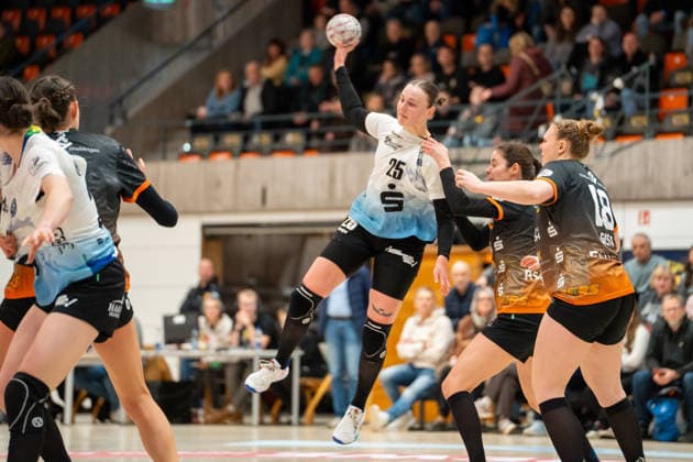 Handball I Frauen I Saison 2025-2026 I 2. Bundesliga I 8. Spieltag I VfL Waiblingen - Bergischer HC I 14.12.2025 Vakare Damuleviciute (25, Bergischer HC) mit Ball Waiblingen Rundsporthalle Baden-Württemberg Deutschland Copyright: xLobeca MaxxPetershansx