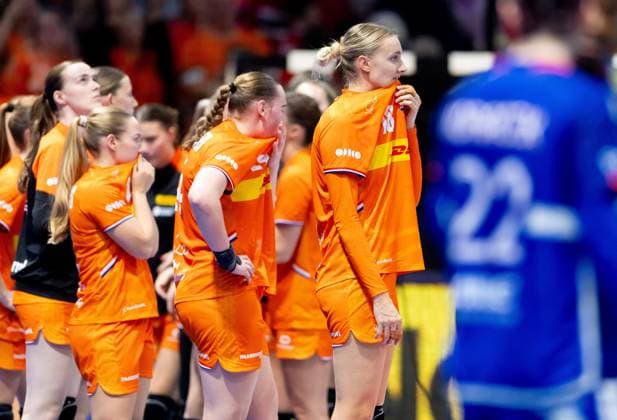 ROTTERDAM - The Dutch women s team after the consolation final between the Netherlands and France at the World Handball Championship in Ahoy Rotterdam. ANP IRIS VAN DEN BROEK xVIxANPxSportx xxANPxIVx 544857856 originalFilename: 544857856.jpg