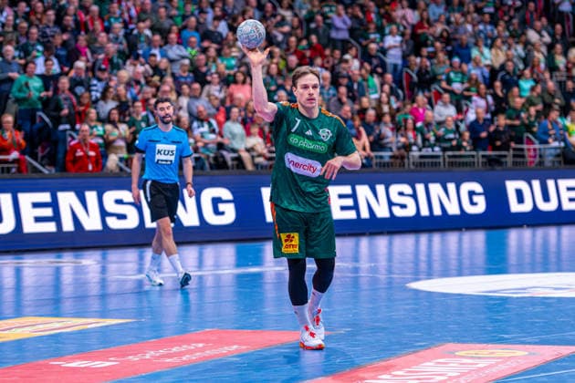 Leif Tissier (TSV Hannover-Burgdorf, Nr. 7) (v.l.), TSV Hannover-Burgdorf (grün) gegen TVB Stuttgart (gelb) am 17. Spieltag der Saison 2025 2026 in der DAIKIN Handball-Bundesliga (14.12.2025, ZAG Arena (Hannover, GER), Copyright: xJanxGuentherx xTSVxHannover-Burgdorfx