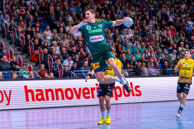 Marius Steinhauser (TSV Hannover-Burgdorf, Nr. 19) (v.l.), TSV Hannover-Burgdorf (grün) gegen TVB Stuttgart (gelb) am 17. Spieltag der Saison 2025 2026 in der DAIKIN Handball-Bundesliga (14.12.2025, ZAG Arena (Hannover, GER), Copyright: xJanxGuentherx xTSVxHannover-Burgdorfx