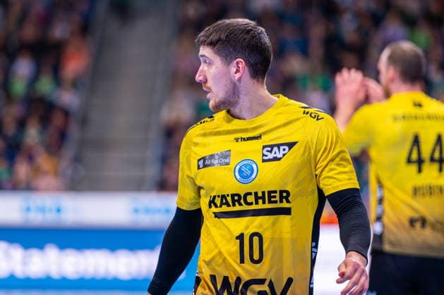 Ivan Snajder (TVB Stuttgart, Nr. 10) (v.l.), TSV Hannover-Burgdorf (grün) gegen TVB Stuttgart (gelb) am 17. Spieltag der Saison 2025 2026 in der DAIKIN Handball-Bundesliga (14.12.2025, ZAG Arena (Hannover, GER), Copyright: xJanxGuentherx xTSVxHannover-Burgdorfx