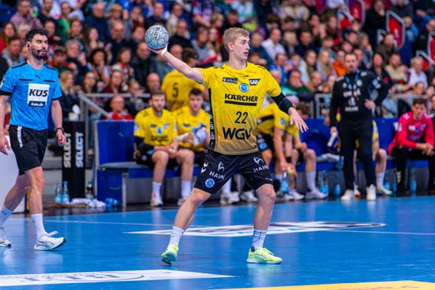 Torben Matzken (TVB Stuttgart, Nr. 22) (v.l.), TSV Hannover-Burgdorf (grün) gegen TVB Stuttgart (gelb) am 17. Spieltag der Saison 2025 2026 in der DAIKIN Handball-Bundesliga (14.12.2025, ZAG Arena (Hannover, GER), Copyright: xJanxGuentherx xTSVxHannover-Burgdorfx