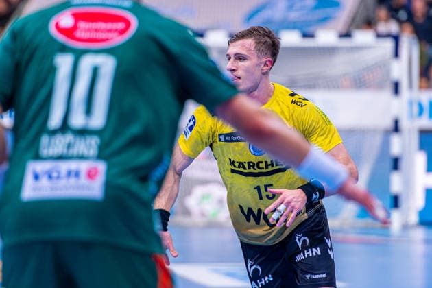 Simone Mengon (TVB Stuttgart, Nr. 15) (v.l.), TSV Hannover-Burgdorf (grün) gegen TVB Stuttgart (gelb) am 17. Spieltag der Saison 2025 2026 in der DAIKIN Handball-Bundesliga (14.12.2025, ZAG Arena (Hannover, GER), Copyright: xJanxGuentherx xTSVxHannover-Burgdorfx