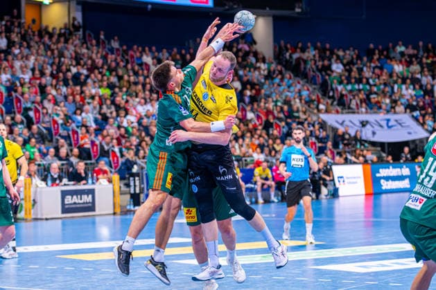 Lenny Rubin (TVB Stuttgart, Nr. 44) (v.l.), TSV Hannover-Burgdorf (grün) gegen TVB Stuttgart (gelb) am 17. Spieltag der Saison 2025 2026 in der DAIKIN Handball-Bundesliga (14.12.2025, ZAG Arena (Hannover, GER), Copyright: xJanxGuentherx xTSVxHannover-Burgdorfx