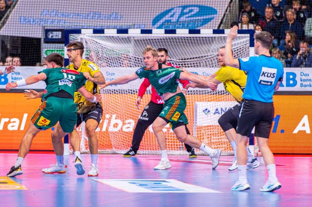 Marian Michalczik (TSV Hannover-Burgdorf, Nr. 22) (v.l.), TSV Hannover-Burgdorf (grün) gegen TVB Stuttgart (gelb) am 17. Spieltag der Saison 2025 2026 in der DAIKIN Handball-Bundesliga (14.12.2025, ZAG Arena (Hannover, GER), Copyright: xJanxGuentherx xTSVxHannover-Burgdorfx
