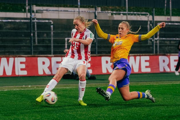 14.12.25, Frauen, Fussball, Google Pixel Frauen Bundesliga, Saison 2025 2026, 1. FC Köln - FC Carl Zeiss Jena, 13. Spieltag Pauline Bremer ( 11 - 1. FC Köln) Flanke, Grätsche einer Jena Spielerin Köln Franz-Kremer-Stadion NRW Deutschland