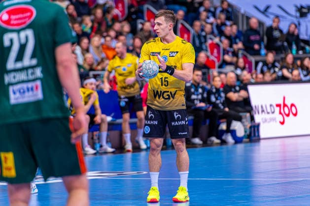 Simone Mengon (TVB Stuttgart, Nr. 15) (v.l.), TSV Hannover-Burgdorf (grün) gegen TVB Stuttgart (gelb) am 17. Spieltag der Saison 2025 2026 in der DAIKIN Handball-Bundesliga (14.12.2025, ZAG Arena (Hannover, GER), Copyright: xJanxGuentherx xTSVxHannover-Burgdorfx