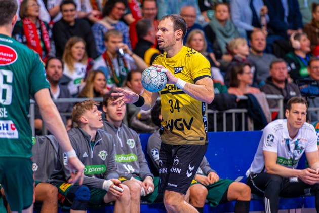 Kai Häfner (TVB Stuttgart, Nr. 34) (v.l.), TSV Hannover-Burgdorf (grün) gegen TVB Stuttgart (gelb) am 17. Spieltag der Saison 2025 2026 in der DAIKIN Handball-Bundesliga (14.12.2025, ZAG Arena (Hannover, GER), Copyright: xJanxGuentherx xTSVxHannover-Burgdorfx