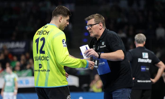 Trainer Runar Sigtryggsson redet mit Torwart Anadin Suljakovic Aktion Oberkörper Handball HBL Bundesliga Herren 17. Spieltag Saison 2025 2026 14.12.2025 Füchse Berlin vs HSG Wetzlar