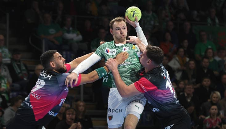 Philipp Ahouansou, Mathias Gidsel am Ball, Josip Simic Zweikampf Spielszene Aktion Handball HBL Bundesliga Herren 17. Spieltag Saison 2025 2026 14.12.2025 Füchse Berlin vs HSG Wetzlar