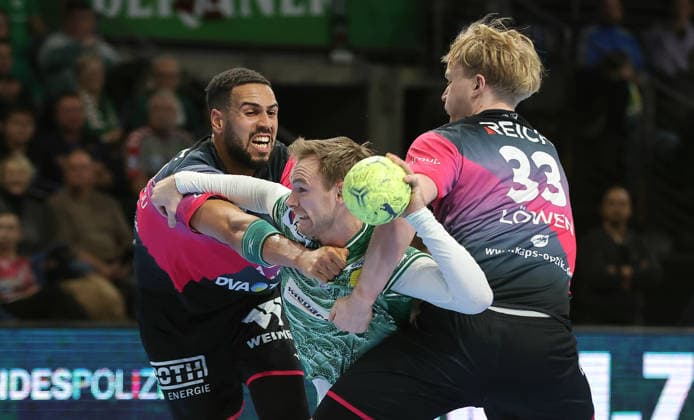 Philipp Ahouansou, Mathias Gidsel am Ball, Georg Löwen Zweikampf Spielszene Aktion Handball HBL Bundesliga Herren 17. Spieltag Saison 2025 2026 14.12.2025 Füchse Berlin vs HSG Wetzlar *** Philipp Ahouansou, Mathias Gidsel on the ball, Georg Löwen duel Game scene Action Sport Handball HBL Bundesliga Men 17 Matchday Season 2025 2026 14 12 2025 Füchse Berlin vs HSG Wetzlar