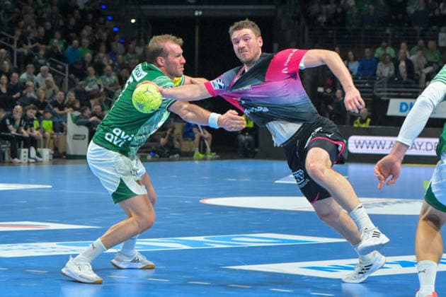 14.12.2025, xlakx, Handball Daikin HBL, Fuechse Berlin - HSG Wetzlar v.l. Max Darj (Fuechse Berlin), Dominik Mappes (HSG Wetzlar) Zweikampf, Duell, Kampf, tackle Berlin