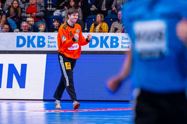 Simon Gade (TSV Hannover-Burgdorf, Nr. 16) (v.l.), TSV Hannover-Burgdorf (grün) gegen TVB Stuttgart (gelb) am 17. Spieltag der Saison 2025 2026 in der DAIKIN Handball-Bundesliga (14.12.2025, ZAG Arena (Hannover, GER), Copyright: xJanxGuentherx xTSVxHannover-Burgdorfx