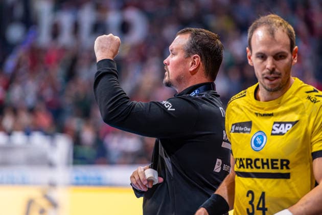 Misha Kaufmann (TVB Stuttgart, Trainer) (v.l.), TSV Hannover-Burgdorf (grün) gegen TVB Stuttgart (gelb) am 17. Spieltag der Saison 2025 2026 in der DAIKIN Handball-Bundesliga (14.12.2025, ZAG Arena (Hannover, GER), Copyright: xJanxGuentherx xTSVxHannover-Burgdorfx