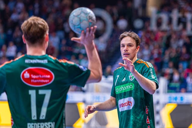 Leif Tissier (TSV Hannover-Burgdorf, Nr. 7) (v.l.), TSV Hannover-Burgdorf (grün) gegen TVB Stuttgart (gelb) am 17. Spieltag der Saison 2025 2026 in der DAIKIN Handball-Bundesliga (14.12.2025, ZAG Arena (Hannover, GER), Copyright: xJanxGuentherx xTSVxHannover-Burgdorfx