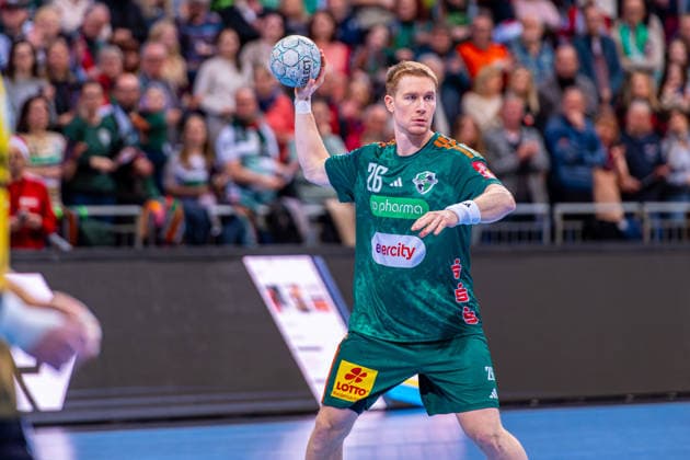 Jonathan Edvardsson (TSV Hannover-Burgdorf, Nr. 26) (v.l.), TSV Hannover-Burgdorf (grün) gegen TVB Stuttgart (gelb) am 17. Spieltag der Saison 2025 2026 in der DAIKIN Handball-Bundesliga (14.12.2025, ZAG Arena (Hannover, GER), Copyright: xJanxGuentherx xTSVxHannover-Burgdorfx