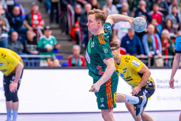 August Pedersen (TSV Hannover-Burgdorf, Nr. 17) (v.l.), TSV Hannover-Burgdorf (grün) gegen TVB Stuttgart (gelb) am 17. Spieltag der Saison 2025 2026 in der DAIKIN Handball-Bundesliga (14.12.2025, ZAG Arena (Hannover, GER), Copyright: xJanxGuentherx xTSVxHannover-Burgdorfx