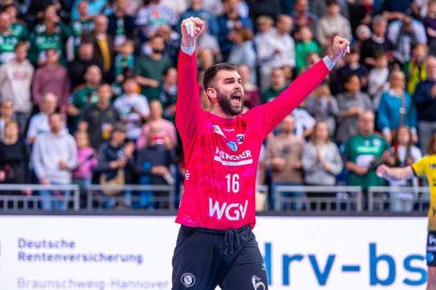 Miljan Vujovic (TVB Stuttgart, Nr. 16) (v.l.), TSV Hannover-Burgdorf (grün) gegen TVB Stuttgart (gelb) am 17. Spieltag der Saison 2025 2026 in der DAIKIN Handball-Bundesliga (14.12.2025, ZAG Arena (Hannover, GER), Copyright: xJanxGuentherx xTSVxHannover-Burgdorfx