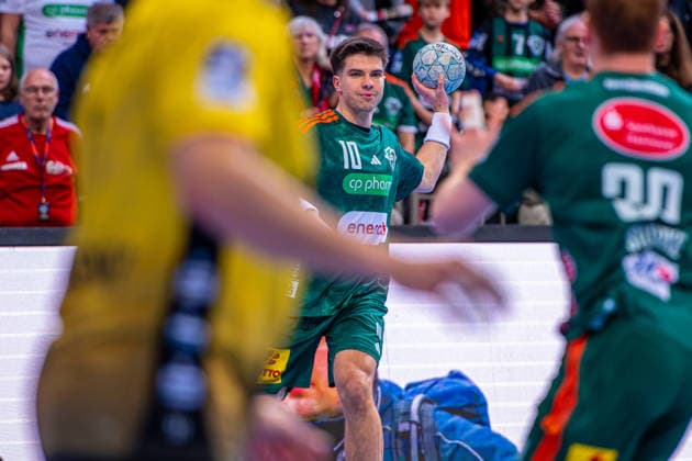 Renars Uscins (TSV Hannover-Burgdorf, Nr. 10) (v.l.), TSV Hannover-Burgdorf (grün) gegen TVB Stuttgart (gelb) am 17. Spieltag der Saison 2025 2026 in der DAIKIN Handball-Bundesliga (14.12.2025, ZAG Arena (Hannover, GER), Copyright: xJanxGuentherx xTSVxHannover-Burgdorfx