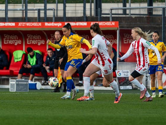 Nelly Juckel (FC Carl Zeiss Jena Frauen, 31) im Zweikampf gegen Adriana Achcinska (1. FC Koeln, 09) 1. FC Koeln vs. FC Carl Zeiss Jena, Fußball, Frauen Bundesliga, Google Pixel Frauen Bundesliga, 13. Spieltag, Saison 2025 2026, 14.12.2025 DFB REGULATIONS PROHIBIT ANY USE OF PHOTOGRAPHS AS IMAGE SEQUENCES AND OR QUASI-VIDEO, 1. FC Koeln vs. FC Carl Zeiss Jena, Fußball, Frauen Bundesliga, Google Pixel Frauen Bundesliga, 13. Spieltag, Saison 2025 2026, 14.12.2025 Koeln Copyright: xEibner-Pressefoto DamianxKruczynx EP_DKI