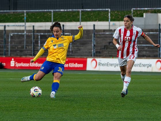 Nelly Juckel (FC Carl Zeiss Jena Frauen, 31) beim Torschuss 1. FC Koeln vs. FC Carl Zeiss Jena, Fußball, Frauen Bundesliga, Google Pixel Frauen Bundesliga, 13. Spieltag, Saison 2025 2026, 14.12.2025 DFB REGULATIONS PROHIBIT ANY USE OF PHOTOGRAPHS AS IMAGE SEQUENCES AND OR QUASI-VIDEO, 1. FC Koeln vs. FC Carl Zeiss Jena, Fußball, Frauen Bundesliga, Google Pixel Frauen Bundesliga, 13. Spieltag, Saison 2025 2026, 14.12.2025 Koeln Copyright: xEibner-Pressefoto DamianxKruczynx EP_DKI