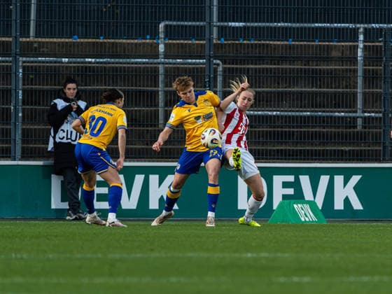 Gwen Mummert (FC Carl Zeiss Jena Frauen, 27) im Zweikampf gegen Pauline Bremer (1. FC Koeln, 11) 1. FC Koeln vs. FC Carl Zeiss Jena, Fußball, Frauen Bundesliga, Google Pixel Frauen Bundesliga, 13. Spieltag, Saison 2025 2026, 14.12.2025 DFB REGULATIONS PROHIBIT ANY USE OF PHOTOGRAPHS AS IMAGE SEQUENCES AND OR QUASI-VIDEO, 1. FC Koeln vs. FC Carl Zeiss Jena, Fußball, Frauen Bundesliga, Google Pixel Frauen Bundesliga, 13. Spieltag, Saison 2025 2026, 14.12.2025 Koeln Copyright: xEibner-Pressefoto DamianxKruczynx EP_DKI