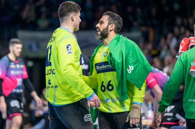f.l.t.r.: Anadin Suljakovic (HSG Wetzlar 12), talking to Karim Hendawy (HSG Wetzlar 66), GER, Berlin, Handball, Fuechse Berlin vs. HSG Wetzlar, DAIKIN Handball Bundesliga, at the Max Schmeling Halle, December 14, 2025,f.l.t.r.: GER, Berlin, Handball, Fuechse Berlin vs. HSG Wetzlar, DAIKIN Handball Bundesliga, at the Max Schmeling Halle, December 14, 2025, Copyright: HMBxMedia UwexKoch