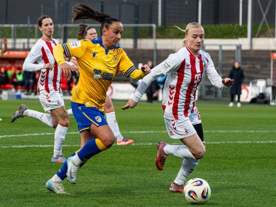 Nelly Juckel (FC Carl Zeiss Jena Frauen, 31) im Zweikampf gegen Anna Gerhardt (1. FC Koeln, 21) 1. FC Koeln vs. FC Carl Zeiss Jena, Fußball, Frauen Bundesliga, Google Pixel Frauen Bundesliga, 13. Spieltag, Saison 2025 2026, 14.12.2025 DFB REGULATIONS PROHIBIT ANY USE OF PHOTOGRAPHS AS IMAGE SEQUENCES AND OR QUASI-VIDEO, 1. FC Koeln vs. FC Carl Zeiss Jena, Fußball, Frauen Bundesliga, Google Pixel Frauen Bundesliga, 13. Spieltag, Saison 2025 2026, 14.12.2025 Koeln Copyright: xEibner-Pressefoto DamianxKruczynx EP_DKI