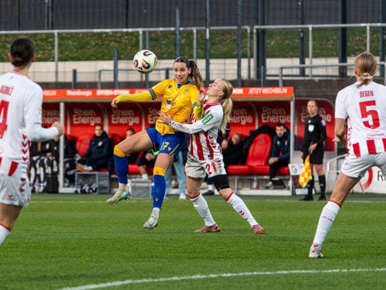 Rieke Tietz (FC Carl Zeiss Jena Frauen, 17) im Zweikampf gegen Anna Gerhardt (1. FC Koeln, 21) 1. FC Koeln vs. FC Carl Zeiss Jena, Fußball, Frauen Bundesliga, Google Pixel Frauen Bundesliga, 13. Spieltag, Saison 2025 2026, 14.12.2025 DFB REGULATIONS PROHIBIT ANY USE OF PHOTOGRAPHS AS IMAGE SEQUENCES AND OR QUASI-VIDEO, 1. FC Koeln vs. FC Carl Zeiss Jena, Fußball, Frauen Bundesliga, Google Pixel Frauen Bundesliga, 13. Spieltag, Saison 2025 2026, 14.12.2025 Koeln Copyright: xEibner-Pressefoto DamianxKruczynx EP_DKI