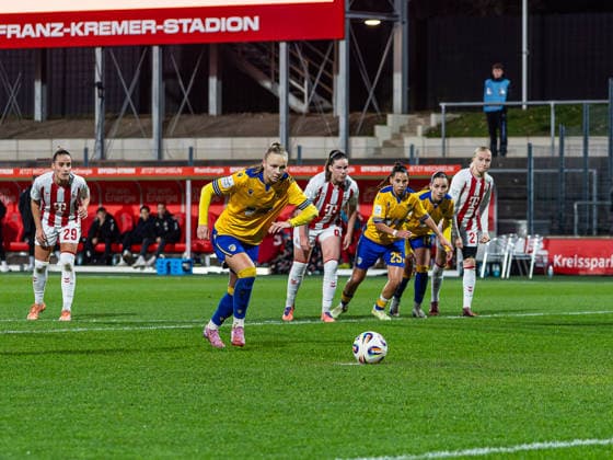 Isabella Jaron (FC Carl Zeiss Jena Frauen, 24) laeuft zum Elfmeter an 1. FC Koeln vs. FC Carl Zeiss Jena, Fußball, Frauen Bundesliga, Google Pixel Frauen Bundesliga, 13. Spieltag, Saison 2025 2026, 14.12.2025 DFB REGULATIONS PROHIBIT ANY USE OF PHOTOGRAPHS AS IMAGE SEQUENCES AND OR QUASI-VIDEO, 1. FC Koeln vs. FC Carl Zeiss Jena, Fußball, Frauen Bundesliga, Google Pixel Frauen Bundesliga, 13. Spieltag, Saison 2025 2026, 14.12.2025 Koeln Copyright: xEibner-Pressefoto DamianxKruczynx EP_DKI