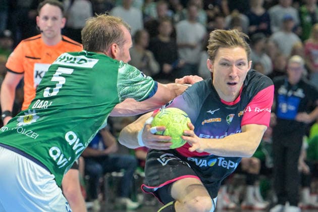 14.12.2025, xlakx, Handball Daikin HBL, Fuechse Berlin - HSG Wetzlar v.l. Max Darj (Fuechse Berlin), Justin Mueller (HSG Wetzlar) Zweikampf, Duell, Kampf, tackle Berlin