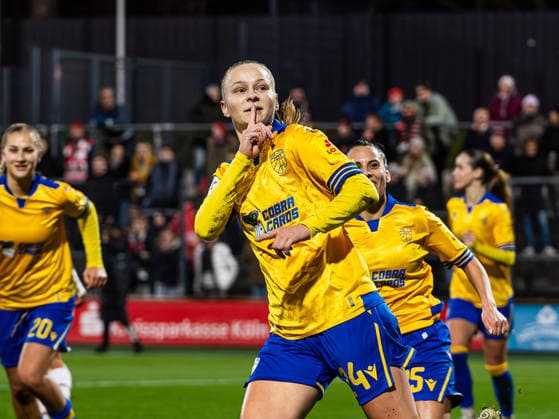 Isabella Jaron (FC Carl Zeiss Jena Frauen, 24) beim Torjubel nach Elfmeter 1. FC Koeln vs. FC Carl Zeiss Jena, Fußball, Frauen Bundesliga, Google Pixel Frauen Bundesliga, 13. Spieltag, Saison 2025 2026, 14.12.2025 DFB REGULATIONS PROHIBIT ANY USE OF PHOTOGRAPHS AS IMAGE SEQUENCES AND OR QUASI-VIDEO, 1. FC Koeln vs. FC Carl Zeiss Jena, Fußball, Frauen Bundesliga, Google Pixel Frauen Bundesliga, 13. Spieltag, Saison 2025 2026, 14.12.2025 Koeln Copyright: xEibner-Pressefoto DamianxKruczynx EP_DKI