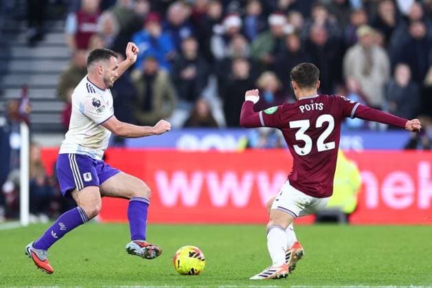 John McGinn of Aston Villa takes on Freddie Potts of West Ham United West Ham United v Aston Villa, Premier League, Football, London Stadium, London, UK - 14 Dec 2025London London Stadium United Kingdom EDITORIAL USE ONLY No use with unauthorised audio, video, data, fixture lists, club league logos or live services. Online in-match use limited to 120 images, no video emulation. No use in betting, games or single club league player publications. Copyright: xSimonxDael Shutterstockx 16081588bm